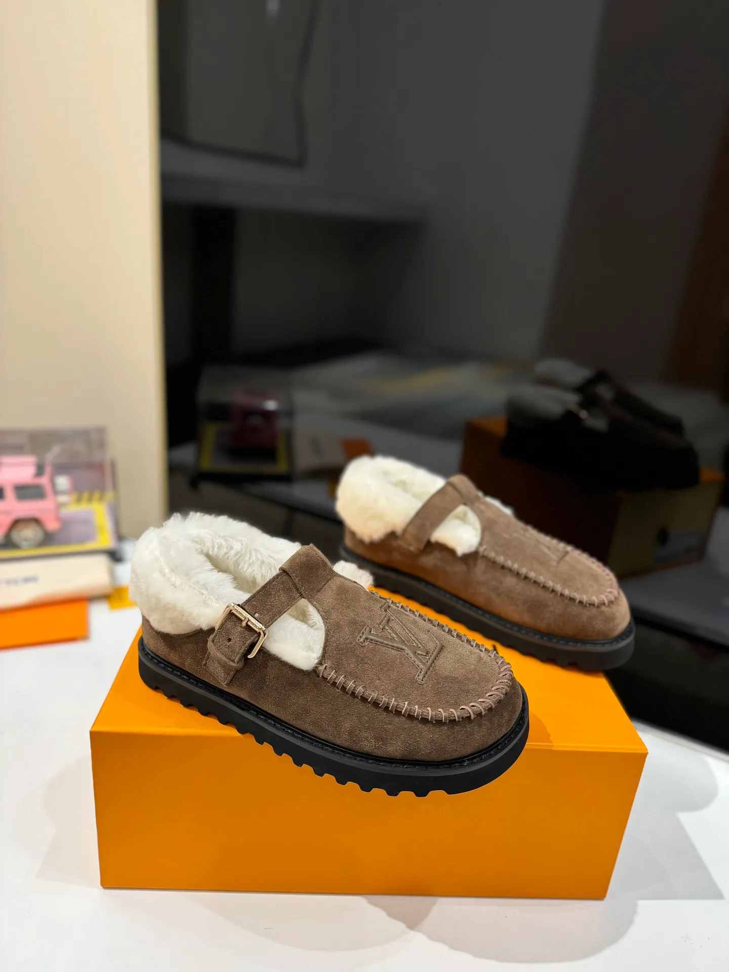 👟👟Ex-factory price 560👟👟 Louis Vuitton lv louis vuott…on fw24 new arrival～The latest furry slippers for autumn and winter🏂🏂 This pair of furry slippers is also very good-looking! The leather ones are very high-end! ! !Paired with denim shorts in autumn and winter, it’s perfect! Put it on and you will instantly have your ideal height! 😍 A favorite style, with fashion elements, the appearance of the upper is full of nobility. Wearing it can always show off the fashionable charm of women. It is fashionable but not too showy. The high-end beef tendon on the upper and the Lvjia letter buckle are so beautiful. ✅Upper: imported high-end frosted/cow leather ✅Outsole: original outsole ✅Inner lining: imported real wool ✅Size: 35-42 (41.42 customized, non-returnable) ✅Packaging: full set of original drawer box